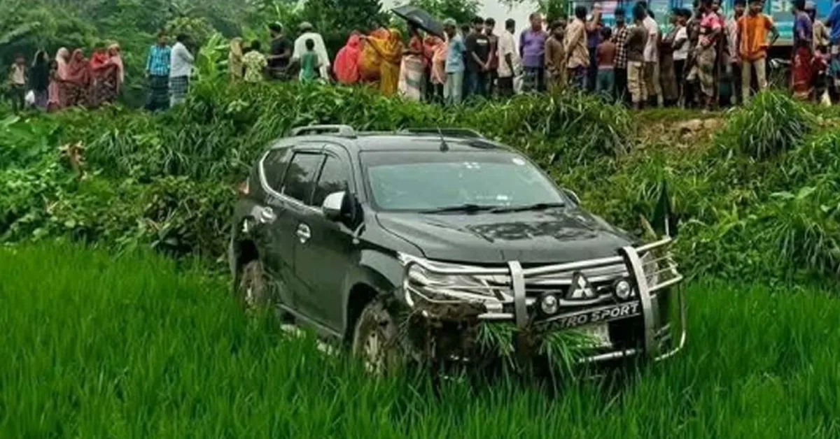 দৈনিক পূর্বকোণ - চট্টগ্রামের দৈনিক বৃদ্ধাকে বাঁচাতে গিয়ে ধানক্ষেতে পড়ে গেল গাড়ি, স্ত্রীসহ প্রতিমন্ত্রী আহত