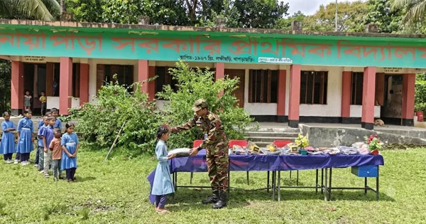 দৈনিক পূর্বকোণ - চট্টগ্রামের দৈনিক দুর্গম জনপদে সেনাবাহিনীর শিক্ষা উপকরণ বিতরণ