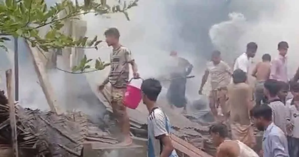 দৈনিক পূর্বকোণ - চট্টগ্রামের দৈনিক বোয়ালখালীতে আগুনে পুড়ল ৫ বসতঘর