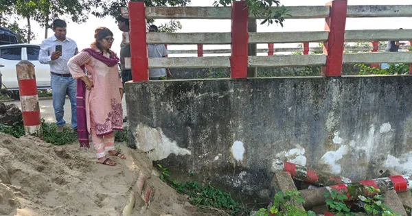 দৈনিক পূর্বকোণ - চট্টগ্রামের দৈনিক বোয়ালখালীতে সড়কের নিরাপত্তা খুঁটি উপড়ে ফেলায় ব্যবসায়ীর কারাদণ্ড