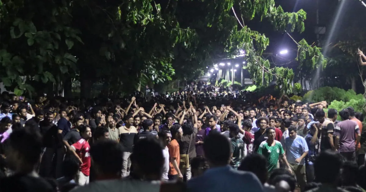 দৈনিক পূর্বকোণ - চট্টগ্রামের দৈনিক চুয়েটে উপাচার্য পরিবর্তনের প্রতিবাদে শিক্ষার্থীদের বিক্ষোভ, ভবনে তালা
