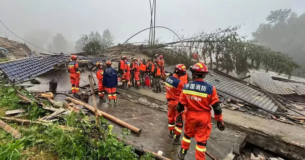 দৈনিক পূর্বকোণ - চট্টগ্রামের দৈনিক চীনে টানা বৃষ্টিতে ভূমিধসে ১৬ প্রাণহানি