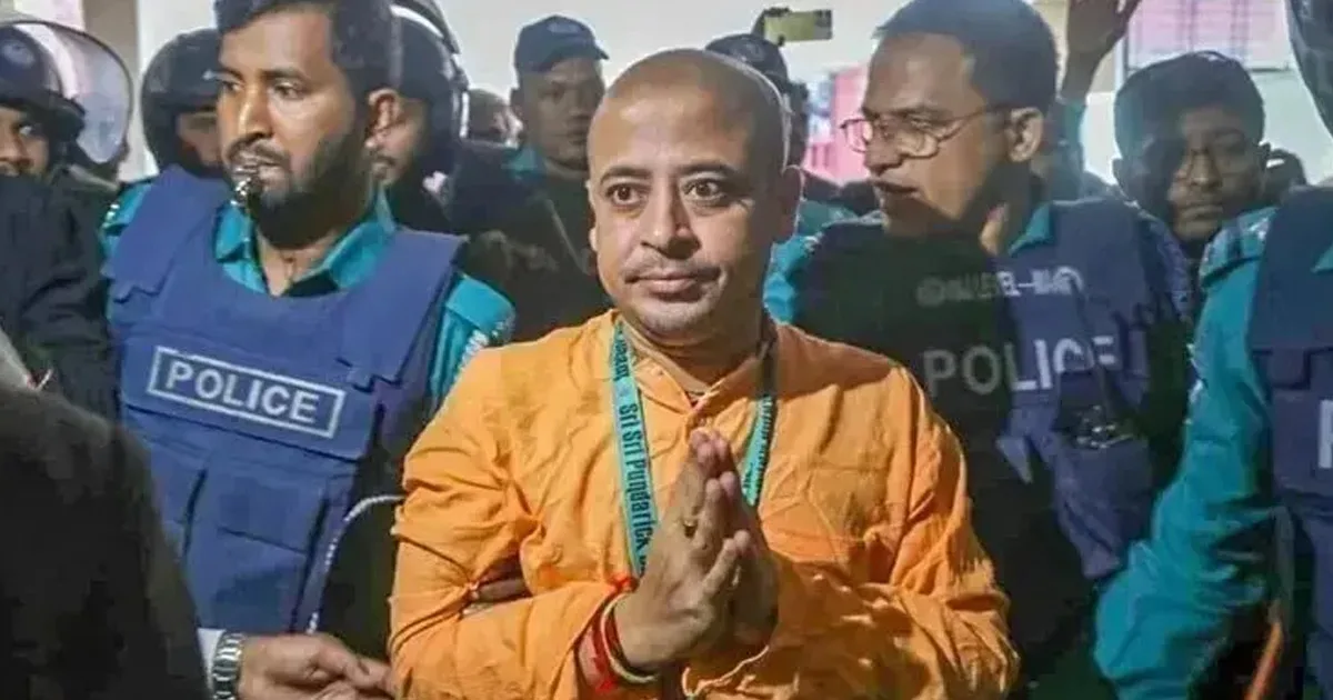 দৈনিক পূর্বকোণ - চট্টগ্রামের দৈনিক মায়ের মৃত্যুতে ৫ ঘণ্টার জন্য প্যারোলে মুক্তি পেলেন চিন্ময় দাস