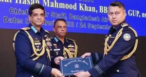 কক্সবাজারে বিমানবাহিনীর ১৩২তম জুনিয়র কমান্ড ও স্টাফ কোর্সের সনদ বিতরণ