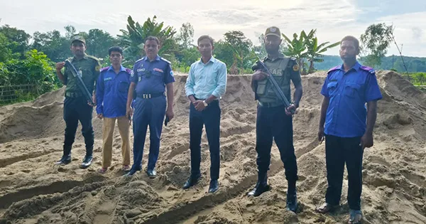 দৈনিক পূর্বকোণ - চট্টগ্রামের দৈনিক ফটিকছড়িতে অবৈধ বালুমহালে অভিযান, ধ্বংস ৩ ড্রেজার