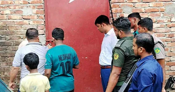 দৈনিক পূর্বকোণ - চট্টগ্রামের দৈনিক অভিযানে খবরে পালালেন কর্মকর্তা-কর্মচারী, বেকারি সিলগালা করলো ম্যাজিস্ট্রেট