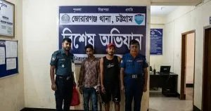 মিরসরাইয়ে গতিরোধ করে ৪ ট্রাক মুরগির বিষ্ঠা লুট, গ্রেপ্তার ২