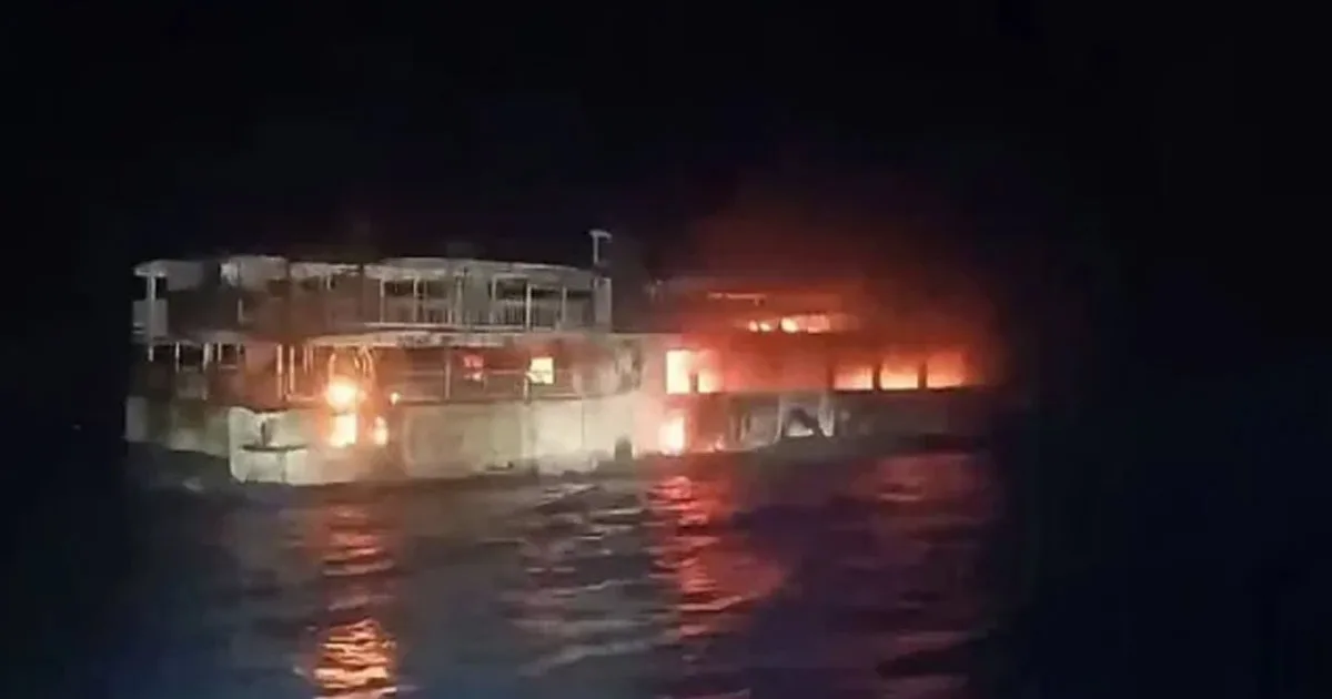 দৈনিক পূর্বকোণ - চট্টগ্রামের দৈনিক ফিলিপাইনে ফেরিতে ভয়াবহ আগুন : নিহত ৫, নিখোঁজ ৮৭