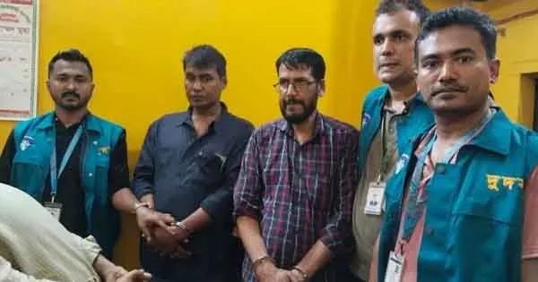 দৈনিক পূর্বকোণ - চট্টগ্রামের দৈনিক চট্টগ্রামে দুই লাখ টাকা ঘুস নেওয়ার সময় সাব-রেজিস্ট্রার আটক