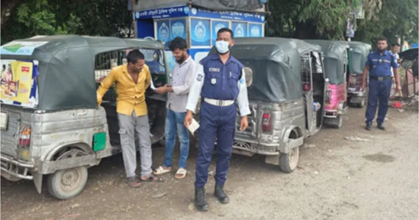 দৈনিক পূর্বকোণ - চট্টগ্রামের দৈনিক সড়কে শৃঙ্খলা ফিরাতে আনোয়ারায় ট্রাফিক পুলিশের অভিযান