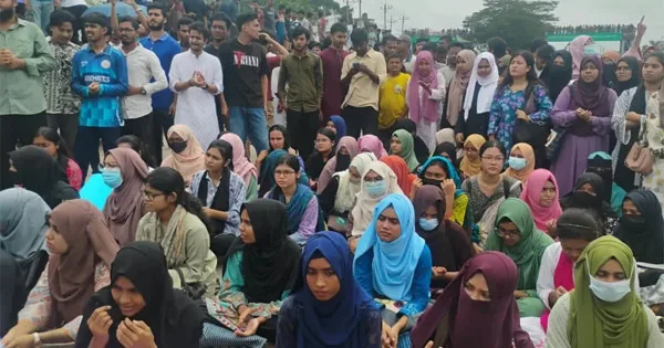 দৈনিক পূর্বকোণ - চট্টগ্রামের দৈনিক অপ্রতিম হত্যার বিচার দাবিতে ঢাকা-চট্টগ্রাম মহাসড়ক অবরোধ