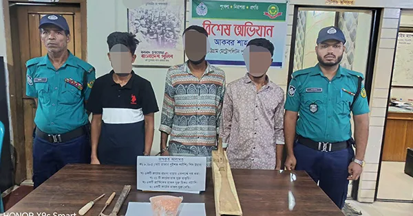 দৈনিক পূর্বকোণ - চট্টগ্রামের দৈনিক আকবরশাহে ইয়াবাসহ তিন যুবক গ্রেপ্তার