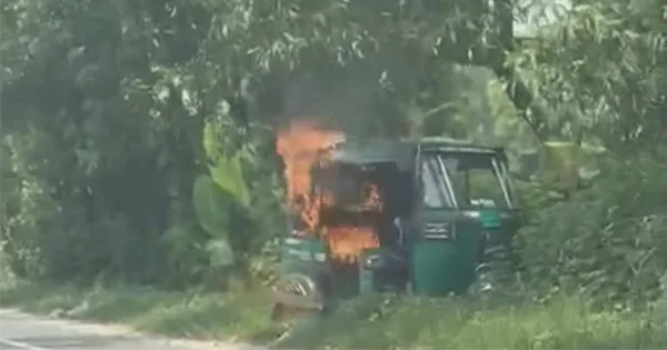 দৈনিক পূর্বকোণ - চট্টগ্রামের দৈনিক চট্টগ্রামে চলন্ত অটোরিক্সায় হঠাৎ আগুন, অল্পের জন্য প্রাণে বাঁচলেন যাত্রীরা