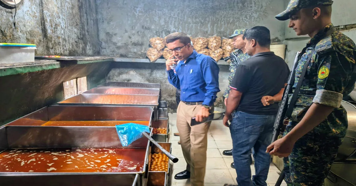 দৈনিক পূর্বকোণ - চট্টগ্রামের দৈনিক নানা অপরাধে কক্সবাজারের দুই প্রতিষ্ঠান গুনল ৫৫ হাজার টাকা