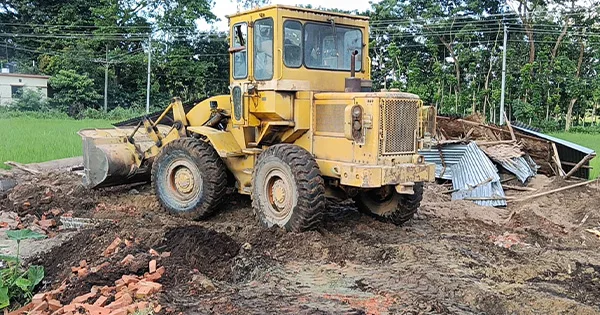 দৈনিক পূর্বকোণ - চট্টগ্রামের দৈনিক হাটহাজারীতে আড়াই কোটি টাকার সরকারি জমি পুনরুদ্ধার
