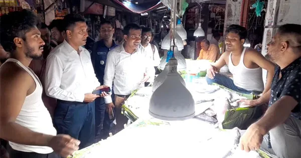 দৈনিক পূর্বকোণ - চট্টগ্রামের দৈনিক ভারতের ইলিশ দেশি বলে বিক্রি, আড়তদার গুনল জরিমানা