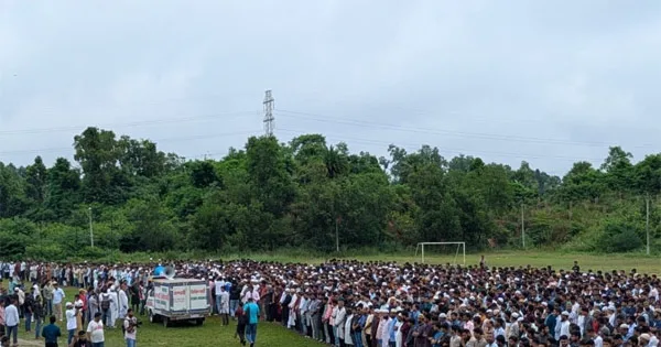 দৈনিক পূর্বকোণ - চট্টগ্রামের দৈনিক অপ্রতিমের প্রথম জানাজা সম্পন্ন, কুবি শিক্ষার্থীদের বিক্ষোভের ডাক