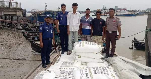 দৈনিক পূর্বকোণ - চট্টগ্রামের দৈনিক মিয়ানমারে পাচারকালে কর্ণফুলীতে ৪ শ বস্তা সারসহ আটক ৩