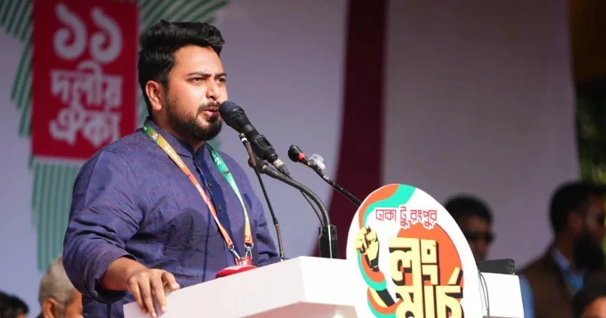 দৈনিক পূর্বকোণ - চট্টগ্রামের দৈনিক হেলিকপ্টারে পালাবেন নাকি সম্মানের সঙ্গে পদত্যাগ করবেন: তারেক রহমানকে নাহিদ ইসলাম