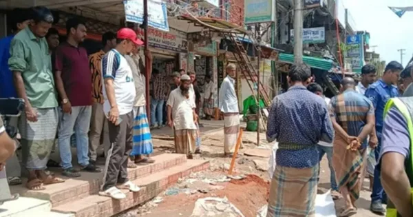 দৈনিক পূর্বকোণ - চট্টগ্রামের দৈনিক পেকুয়ায় ফুটপাত দখল করে গড়ে ওঠা দোকানপাট ও স্থাপনা উচ্ছেদ