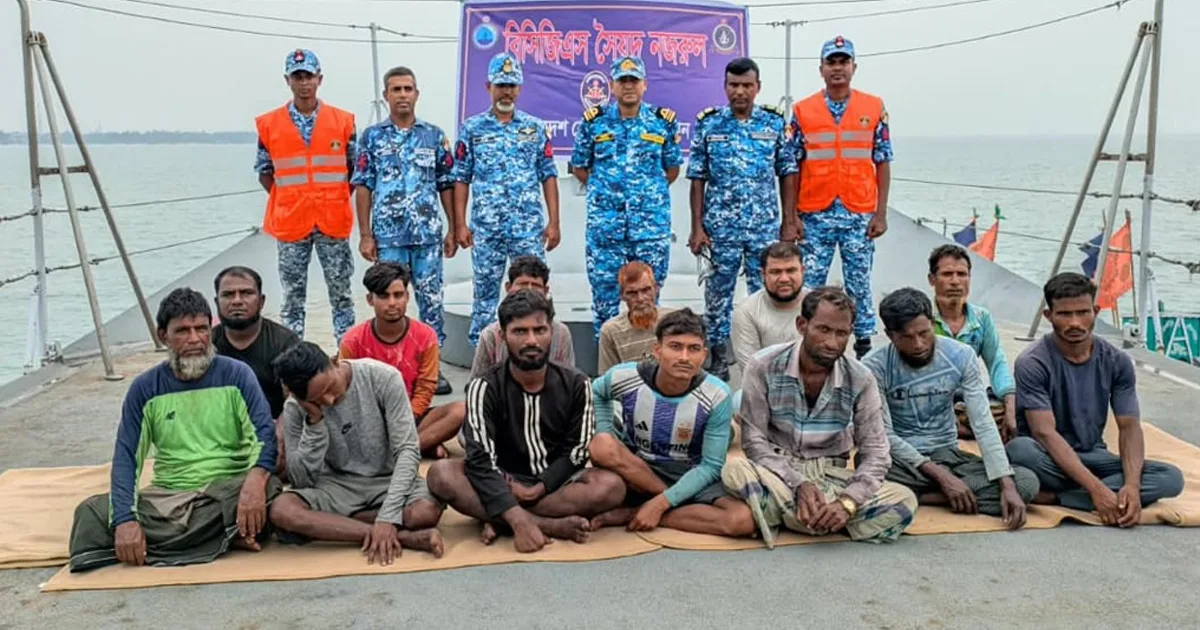 দৈনিক পূর্বকোণ - চট্টগ্রামের দৈনিক সেন্টমার্টিনে ১৩ জেলে উদ্ধার