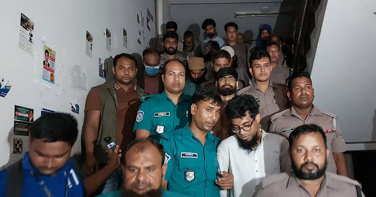 দৈনিক পূর্বকোণ - চট্টগ্রামের দৈনিক মসজিদ থেকে জঙ্গি সন্দেহে গ্রেপ্তার ১২ জন ৩ দিনের রিমান্ড