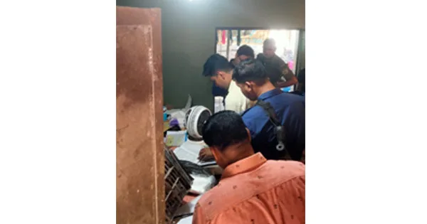 দৈনিক পূর্বকোণ - চট্টগ্রামের দৈনিক অস্বাস্থ্যকর পরিবেশে মিষ্টি তৈরির দায়ে জরিমানা