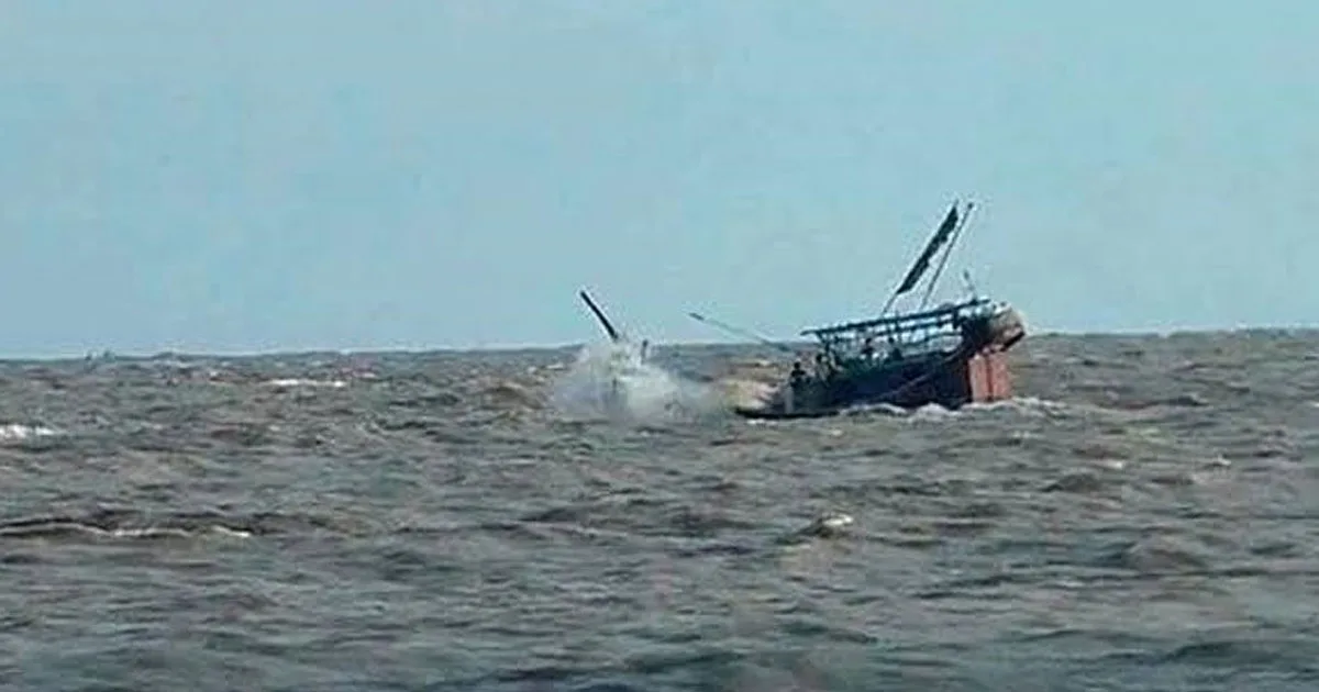 দৈনিক পূর্বকোণ - চট্টগ্রামের দৈনিক কক্সবাজারের নাজিরারটেক উপকূলে ট্রলারডুবি: ২ জেলের মরদেহ উদ্ধার, নিখোঁজ ২