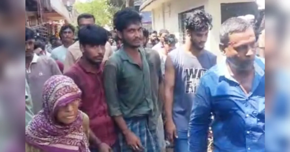 দৈনিক পূর্বকোণ - চট্টগ্রামের দৈনিক চোর সন্দেহে ২ যুবক আটক, গণপিটুনি দিয়ে পুলিশে সোপর্দ