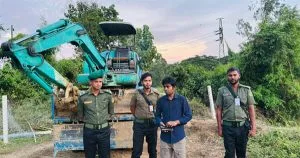 লোহাগাড়ায় টপসয়েল কাটায় লাখ টাকা জরিমানা, এক্সক্যাভেটর জব্দ