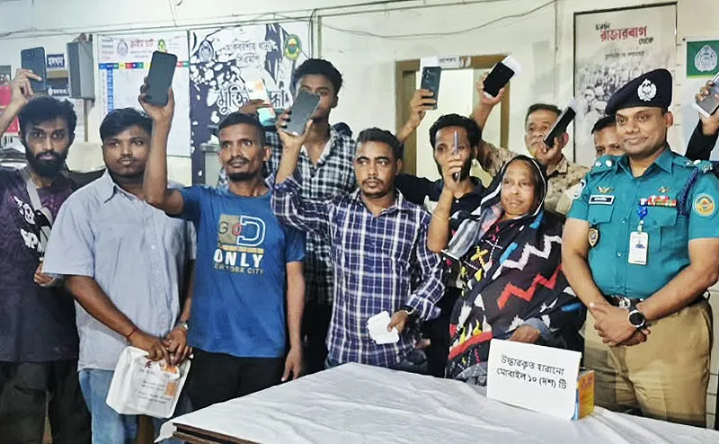 দৈনিক পূর্বকোণ - চট্টগ্রামের দৈনিক ১০টি মোবাইল ফোন উদ্ধার, মালিকদের ফিরিয়ে দেয় আকবরশাহ পুলিশ