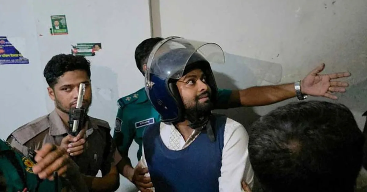 দৈনিক পূর্বকোণ - চট্টগ্রামের দৈনিক রবীন্দ্রনাথ ঠাকুরের গ্রাফিতিতে কালি, ৩ দিনের রিমান্ডে আয়াস