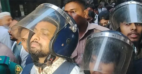 দৈনিক পূর্বকোণ - চট্টগ্রামের দৈনিক রবীন্দ্রনাথের গ্রাফিতিতে চুনকালি : আয়াস-রিমি রিমান্ড শেষে কারাগারে