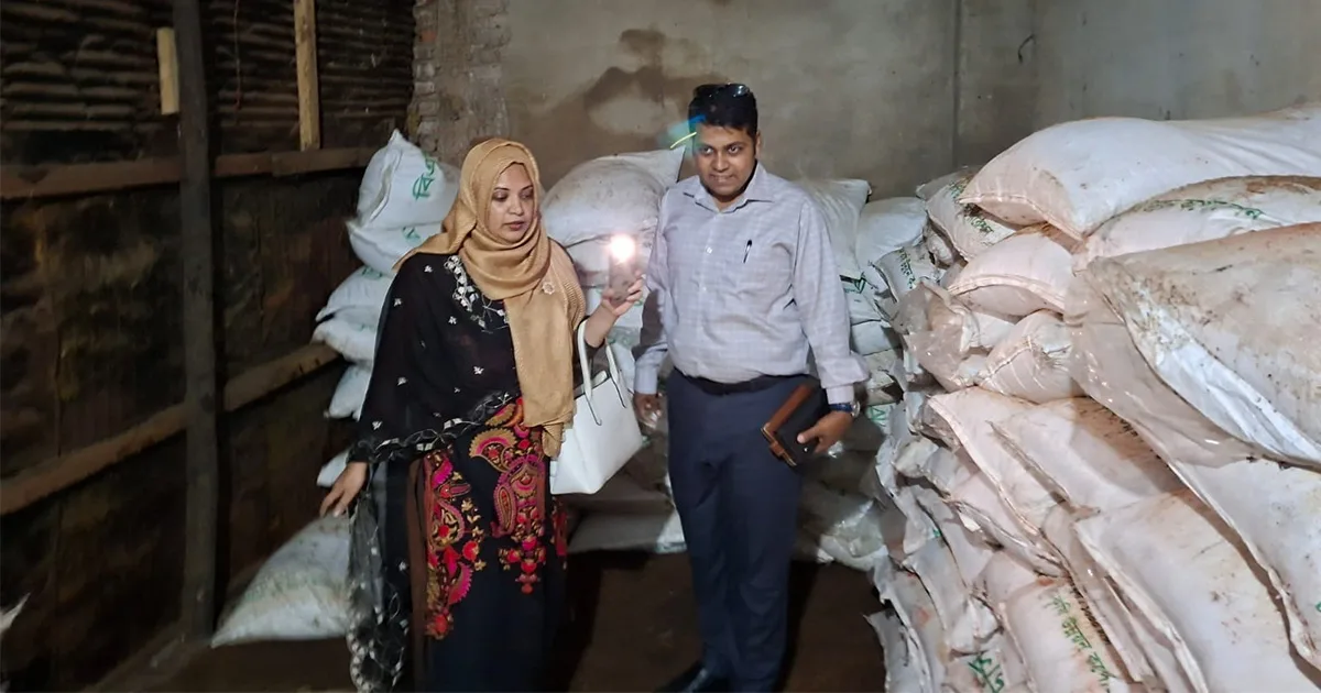 দৈনিক পূর্বকোণ - চট্টগ্রামের দৈনিক চাক্তাইয়ে অবৈধ সারের ‘গুদাম’: ১৯০০ বস্তা জব্দ, ব্যবসায়ীর কারাদণ্ড