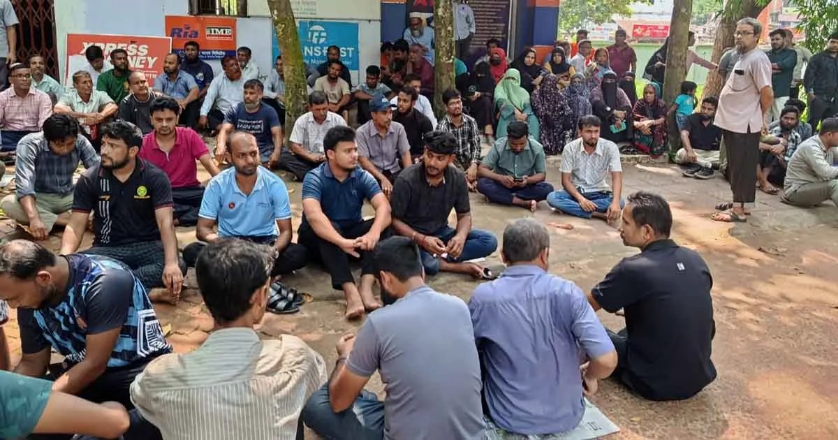 দৈনিক পূর্বকোণ - চট্টগ্রামের দৈনিক চুয়েটের শিক্ষক-কর্মকর্তাদের বেতন বন্ধের প্রতিবাদে সোনালী ব্যাংকের সামনে অবস্থান