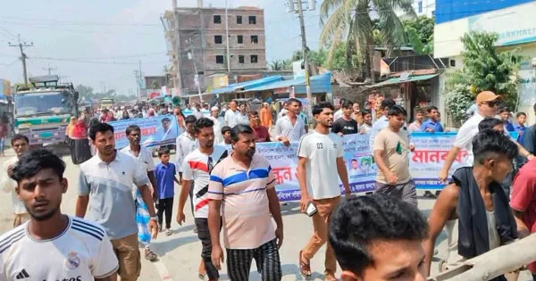 দৈনিক পূর্বকোণ - চট্টগ্রামের দৈনিক পুলিশের আশ্বাসে সাড়ে ৩ ঘণ্টা পর সড়ক ছাড়লেন আন্দোলনকারীরা