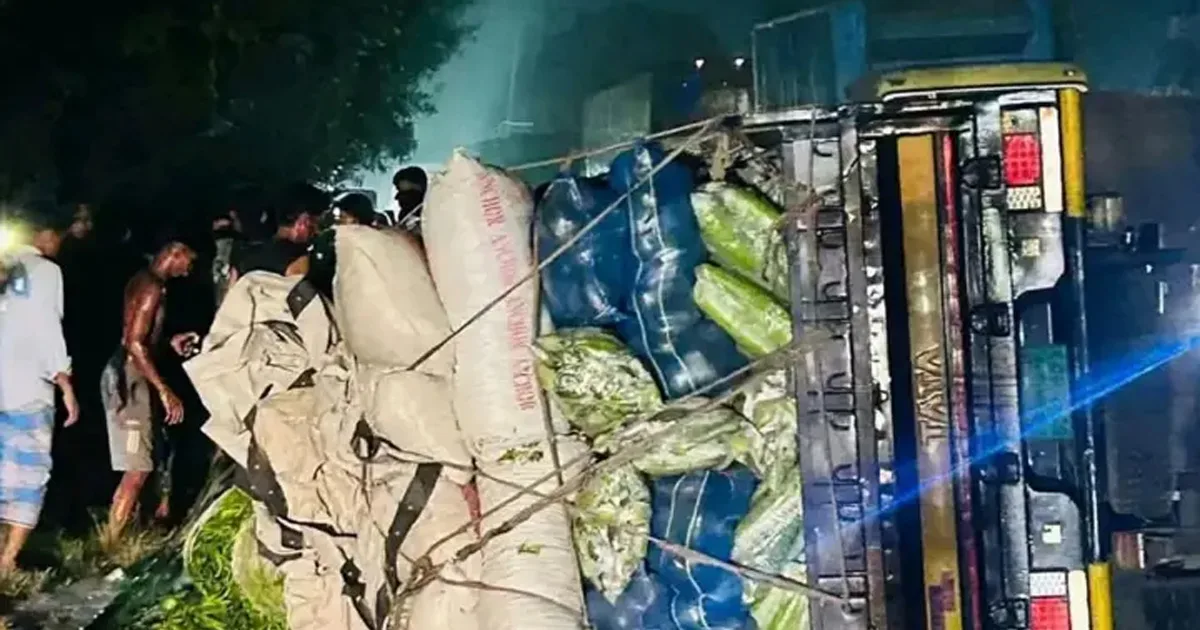 দৈনিক পূর্বকোণ - চট্টগ্রামের দৈনিক চকরিয়ায় বাস-পিকআপ মুখোমুখি সংঘর্ষে নিহত ২