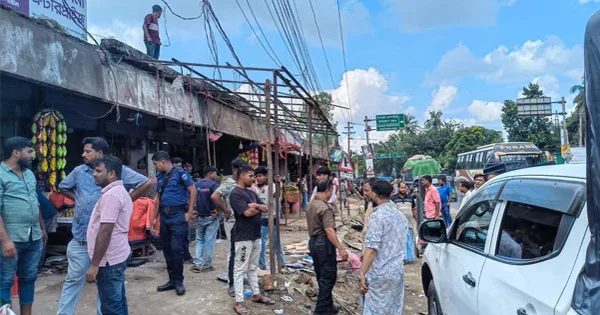দৈনিক পূর্বকোণ - চট্টগ্রামের দৈনিক চন্দনাইশে মহাসড়কে গুঁড়িয়ে দেওয়া হলো ২০ স্থাপনা