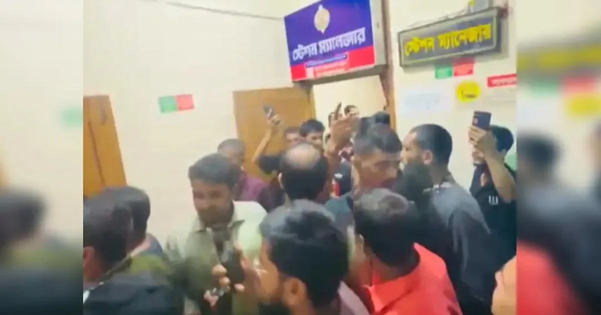দৈনিক পূর্বকোণ - চট্টগ্রামের দৈনিক চট্টগ্রামে ট্রেন ছাড়তে ৩ ঘণ্টা দেরি, বিক্ষোভে অবরুদ্ধ স্টেশন মাস্টার