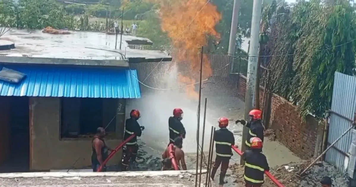 দৈনিক পূর্বকোণ - চট্টগ্রামের দৈনিক ইনানীতে মাটি থেকে বের হচ্ছে আগুন, নিয়ন্ত্রণে ফায়ার সার্ভিসের ৩ ইউনিট