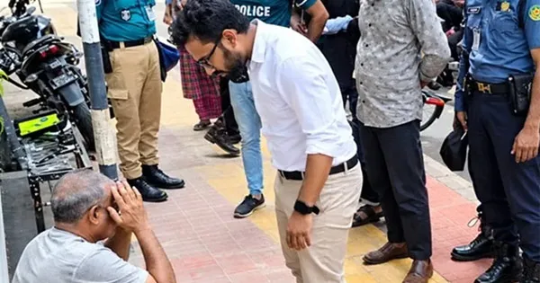 দৈনিক পূর্বকোণ - চট্টগ্রামের দৈনিক ঢাকার ফুটপাতে মারধরের ঘটনায় যুবক আটক, দাঁড়িয়ে থাকা পুলিশ সদস্য প্রত্যাহার