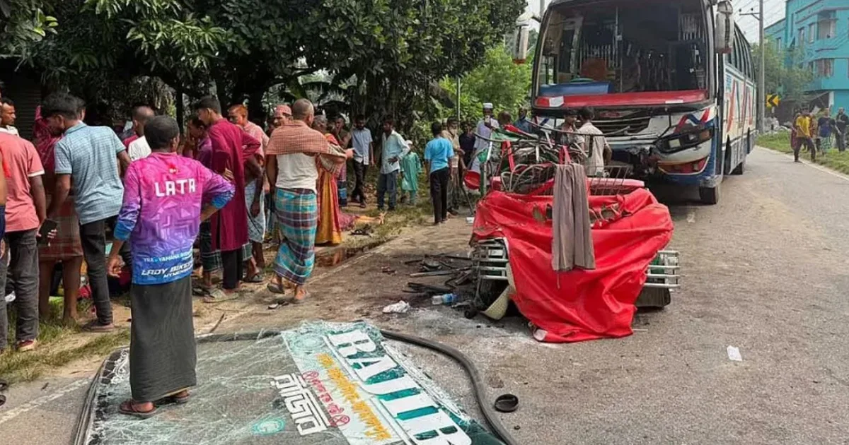 দৈনিক পূর্বকোণ - চট্টগ্রামের দৈনিক বাসচাপায় অটোরিকশার ৭ আরোহী নিহত