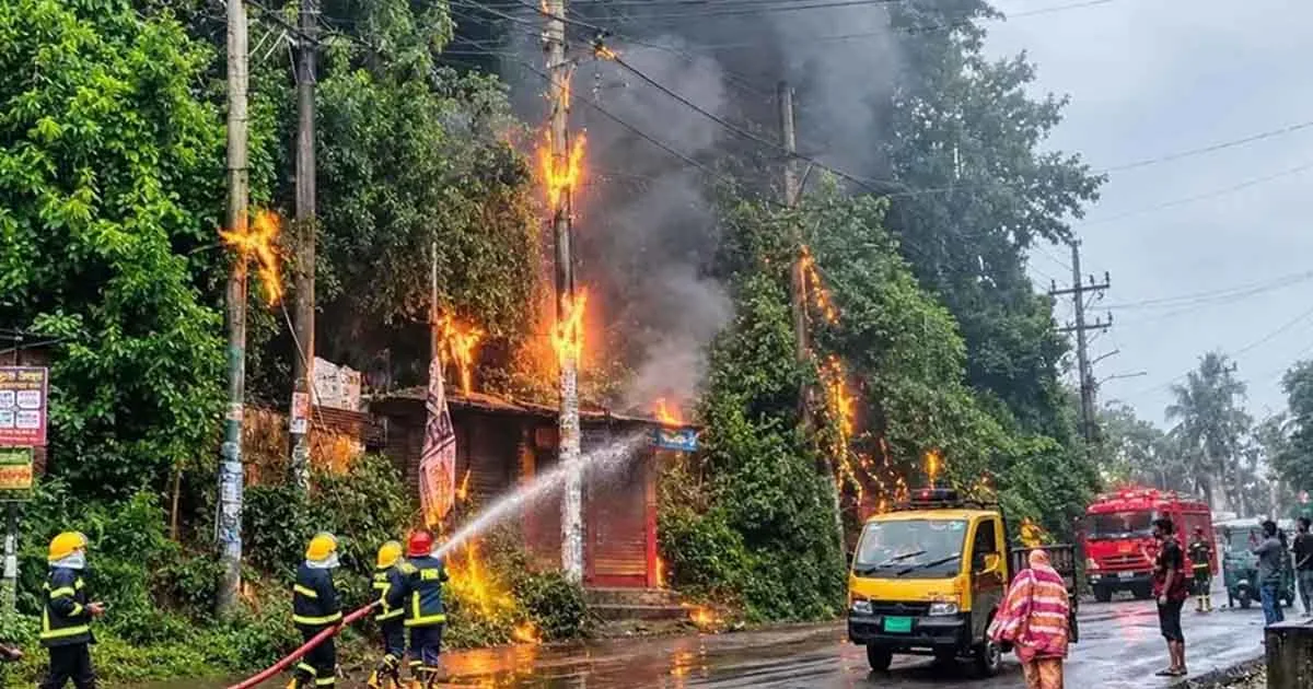 দৈনিক পূর্বকোণ - চট্টগ্রামের দৈনিক চট্টগ্রামে বৈদ্যুতিক খুঁটিতে আগুন