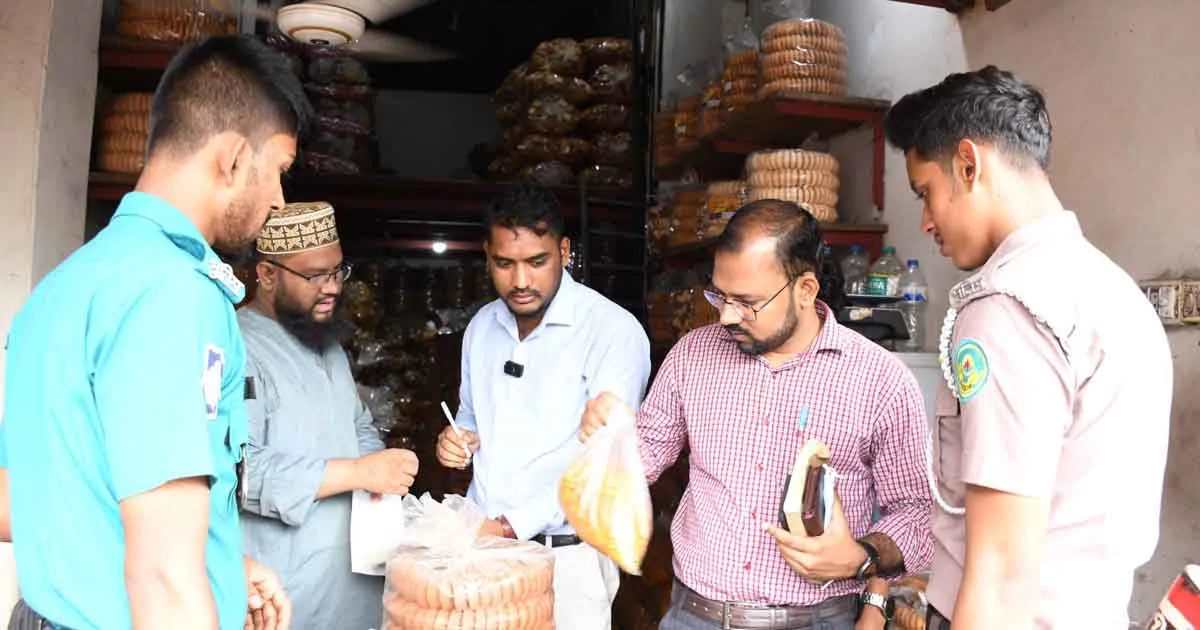 দৈনিক পূর্বকোণ - চট্টগ্রামের দৈনিক চট্টগ্রামে মেয়াদোত্তীর্ণ বিস্কুট ও নকল চাল বিক্রি, তিন প্রতিষ্ঠানকে জরিমানা