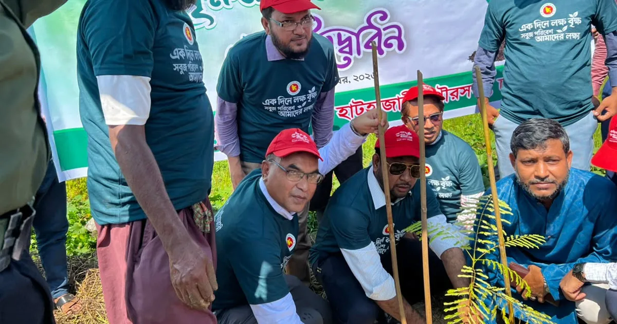 দৈনিক পূর্বকোণ - চট্টগ্রামের দৈনিক হাটহাজারীতে এক দিনে ৬ হাজার ৫০০ বৃক্ষরোপণ