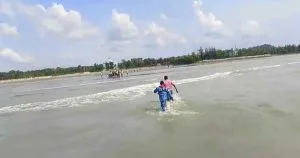 ইনানী সৈকতে গোসলে নেমে মাদ্রাসা শিক্ষার্থীর মৃত্যু, উদ্ধার ১৫