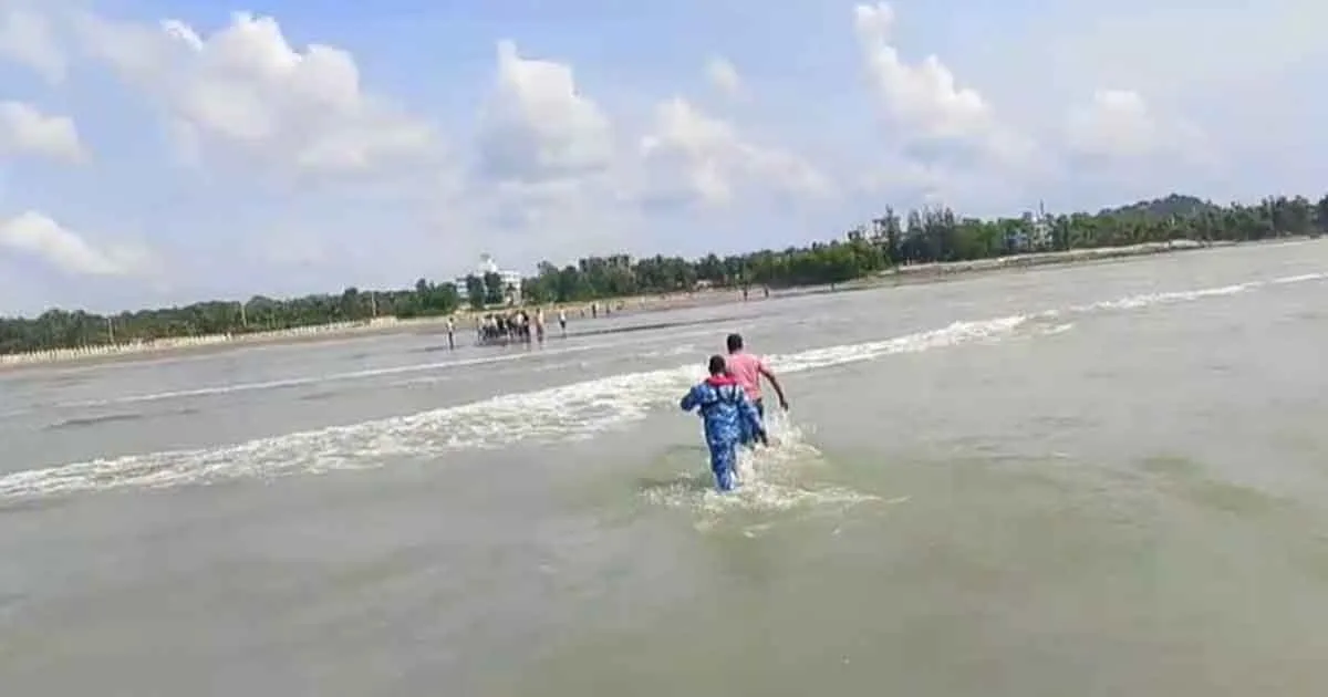 দৈনিক পূর্বকোণ - চট্টগ্রামের দৈনিক ইনানী সৈকতে গোসলে নেমে মাদ্রাসা শিক্ষার্থীর মৃত্যু, উদ্ধার ১৫