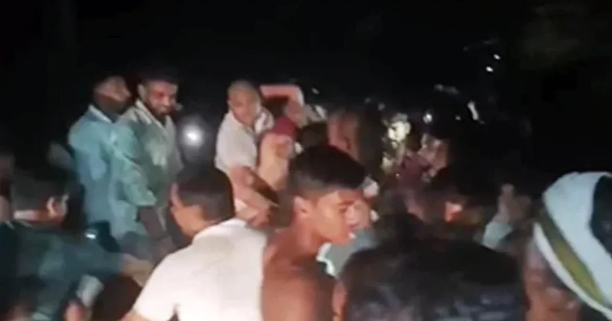 দৈনিক পূর্বকোণ - চট্টগ্রামের দৈনিক গঙ্গায় নৌকাডুবিতে শিশুসহ ১১ জনের মৃত্যু