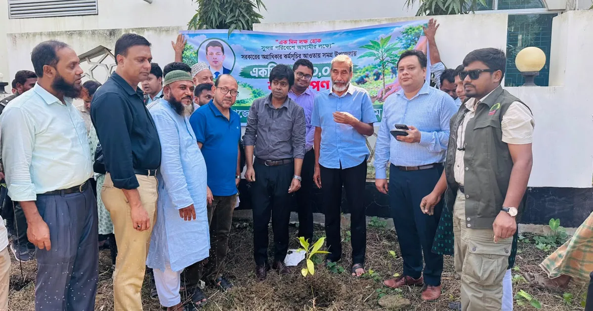 দৈনিক পূর্বকোণ - চট্টগ্রামের দৈনিক লোহাগাড়ায় ১ দিনে পাঁচ হাজার বৃক্ষরোপণ কর্মসূচির উদ্বোধন
