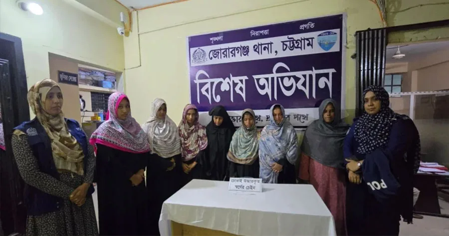 দৈনিক পূর্বকোণ - চট্টগ্রামের দৈনিক মীরসরাইয়ে ভিড়ের মধ্যে স্বর্ণের চেইন চুরি, সাত নারী গ্রেপ্তার